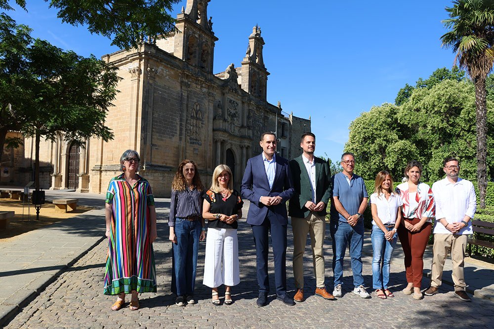 El presidente de la Diputación junto a la alcaldesa de Úbeda, el diputado de Promoción y Turismo y miembros del equipo de Gobierno ubetense