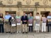 Foto de familia de autoridades participantes en este acto de presentación.