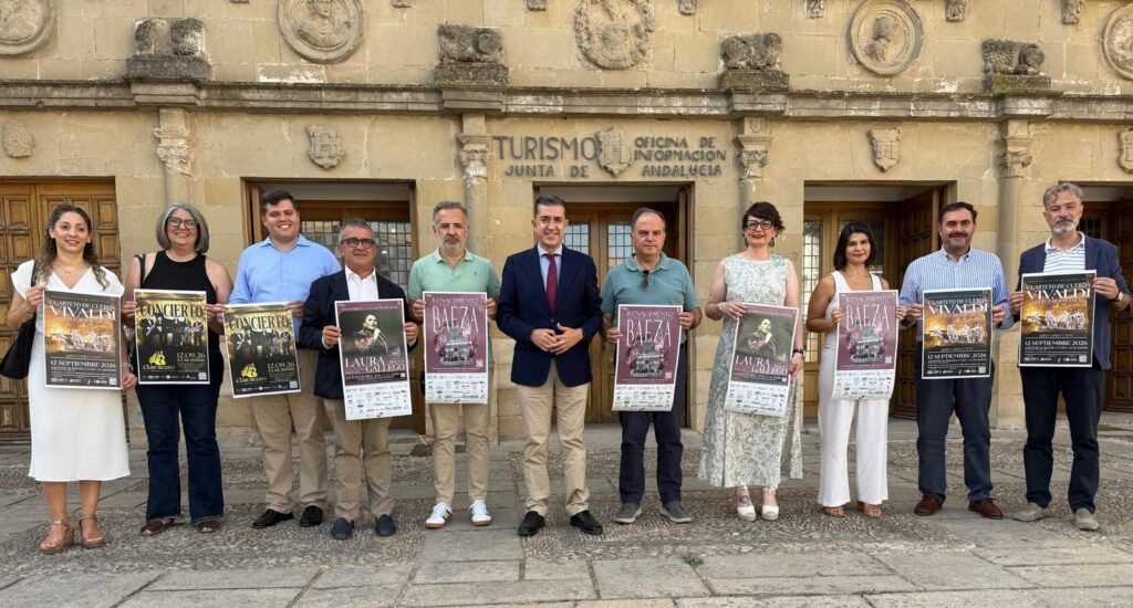 Foto de familia de autoridades participantes en este acto de presentación.