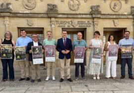 Foto de familia de autoridades participantes en este acto de presentación.