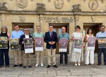 Foto de familia de autoridades participantes en este acto de presentación.