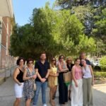 El concejal de educación, Pedro Jesús López junto a las familias afectadas .