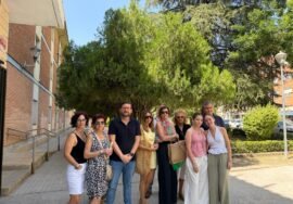 El concejal de educación, Pedro Jesús López junto a las familias afectadas .