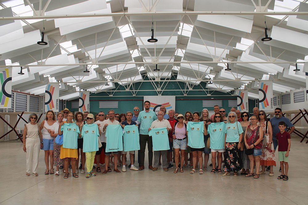Entrega de camisetas al Club Deportivo Senderismo Úbeda.