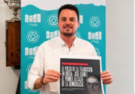 El primer teniente, Francisco Javier Lozano, ha presentado, la conferencia.