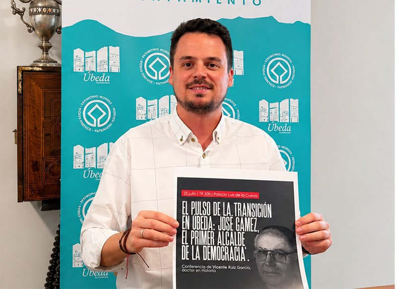 El primer teniente, Francisco Javier Lozano, ha presentado, la conferencia.
