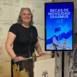 Ginesa López, concejal de Educación, presenta las becas de movilidad Eramus.