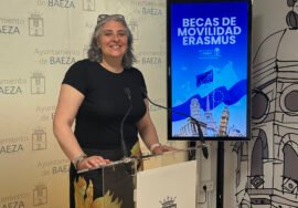 Ginesa López, concejal de Educación, presenta las becas de movilidad Eramus.