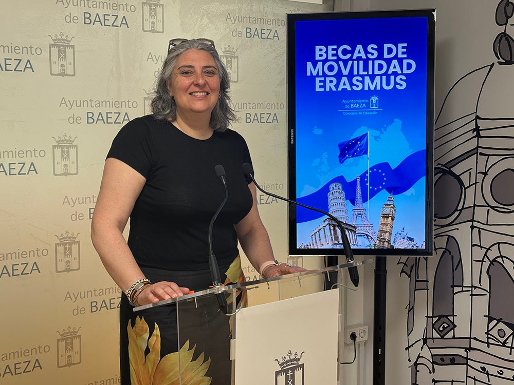 Ginesa López, concejal de Educación, presenta las becas de movilidad Eramus.