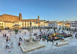 Baeza inaugura la remodelación del Paseo de la Constitución.
