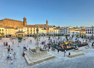 Baeza inaugura la remodelación del Paseo de la Constitución.