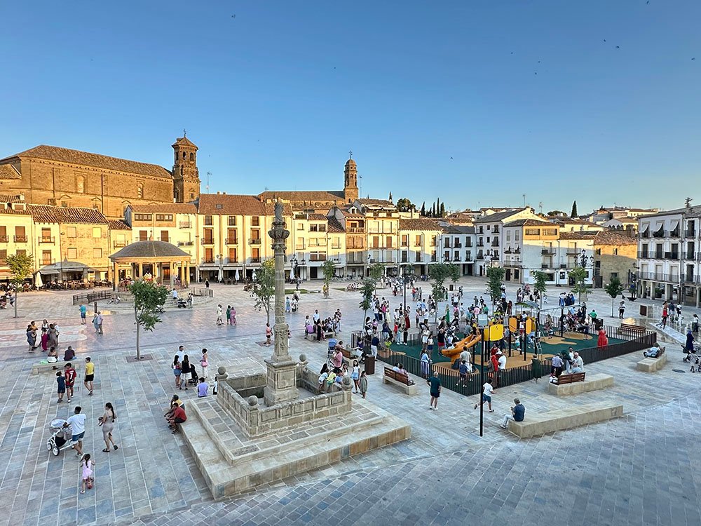 Baeza inaugura la remodelación del Paseo de la Constitución.