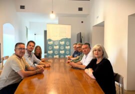 Reunión de Alciser y el Ayuntamiento para abordar temas relacionados con el sector hostelero.