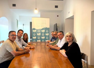 Reunión de Alciser y el Ayuntamiento para abordar temas relacionados con el sector hostelero.