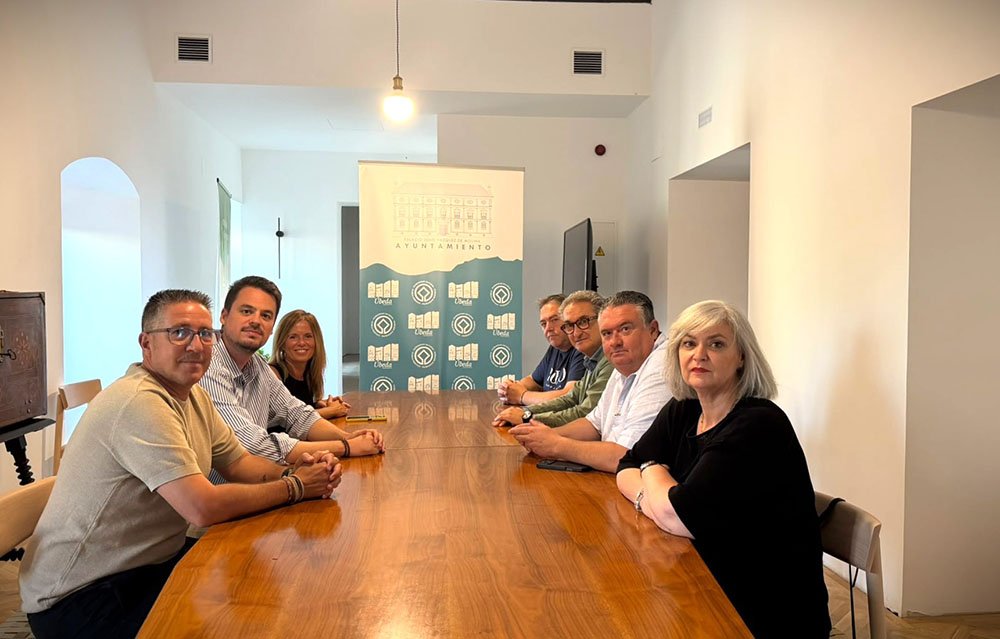 Reunión de Alciser y el Ayuntamiento para abordar temas relacionados con el sector hostelero.