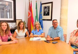 Antonia Olivares, acompañada por concejales/as Jerónimo García, María del Carmen García, Francisca Isabel Millán y Natalia Pérez.
