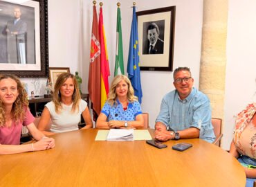 Antonia Olivares, acompañada por concejales/as Jerónimo García, María del Carmen García, Francisca Isabel Millán y Natalia Pérez.