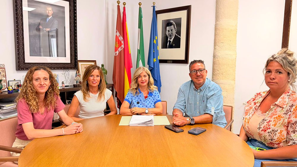 Antonia Olivares, acompañada por concejales/as Jerónimo García, María del Carmen García, Francisca Isabel Millán y Natalia Pérez.