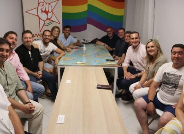 El secretario general del PSOE de Jaén, Juan Latorre, en la reunión con el PSOE de Baeza.