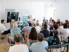 La alcaldesa de Úbeda, Antonia Olivares (c), en una reciente reunión con comerciantes del mercado sobre el proyecto de remodelación.