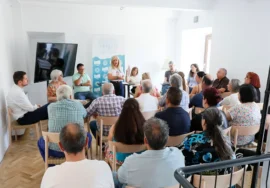 La alcaldesa de Úbeda, Antonia Olivares (c), en una reciente reunión con comerciantes del mercado sobre el proyecto de remodelación.