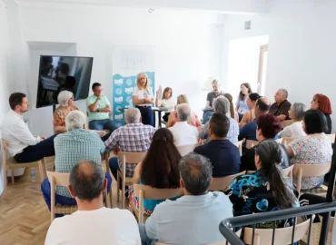 La alcaldesa de Úbeda, Antonia Olivares (c), en una reciente reunión con comerciantes del mercado sobre el proyecto de remodelación.