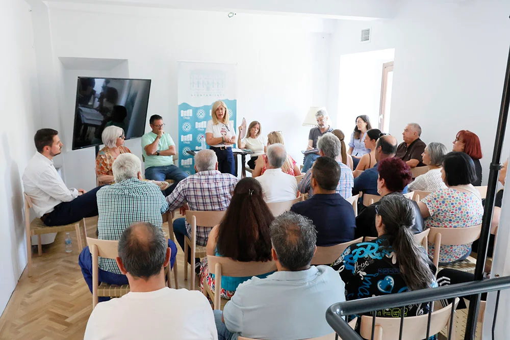 La alcaldesa de Úbeda, Antonia Olivares (c), en una reciente reunión con comerciantes del mercado sobre el proyecto de remodelación.