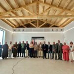 Foto de familia en la nueva sala gastronómica del mercado de abastos de Baeza