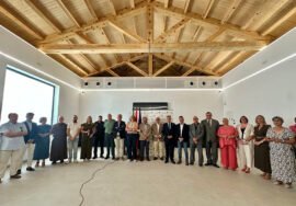 Foto de familia en la nueva sala gastronómica del mercado de abastos de Baeza