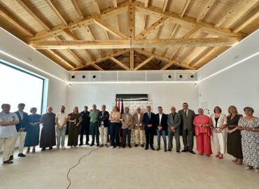 Foto de familia en la nueva sala gastronómica del mercado de abastos de Baeza