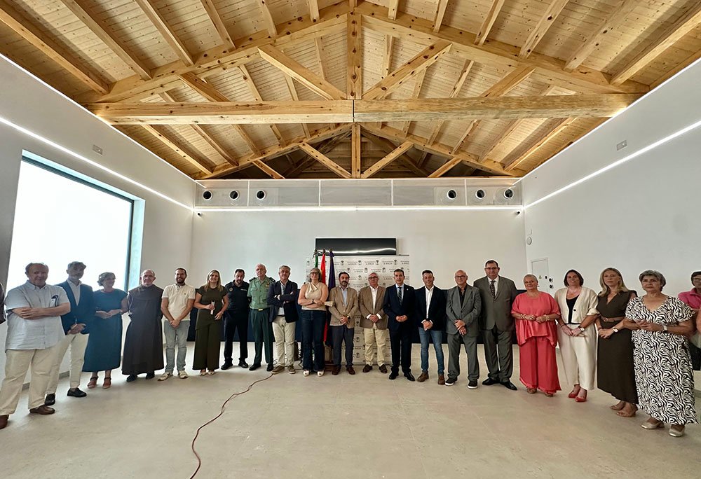 Foto de familia en la nueva sala gastronómica del mercado de abastos de Baeza