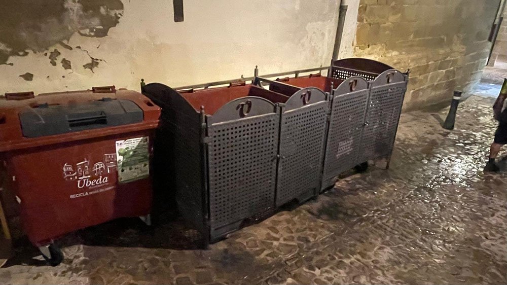 Limpieza integral de contenedores en Úbeda.