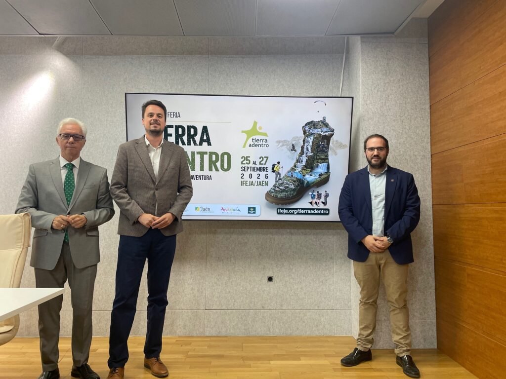 Francisco Javier Lozano junto al delegado territorial de Turismo y el responsable del Relaciones Institucionales de Caja Rural de Jaén