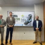 Francisco Javier Lozano junto al delegado territorial de Turismo y el responsable del Relaciones Institucionales de Caja Rural de Jaén