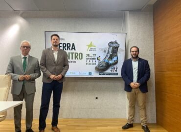 Francisco Javier Lozano junto al delegado territorial de Turismo y el responsable del Relaciones Institucionales de Caja Rural de Jaén