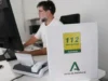 Un trabajador del 112 de la Junta de Andalucía atiende una llamada de emergencia.
