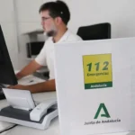 Un trabajador del 112 de la Junta de Andalucía atiende una llamada de emergencia.