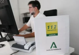 Un trabajador del 112 de la Junta de Andalucía atiende una llamada de emergencia.