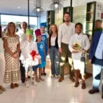 Francisco Javier Lozano, tercero por la derecha, junto a miembros del jurado de este concurso, patrocinadores y los tres finalistas