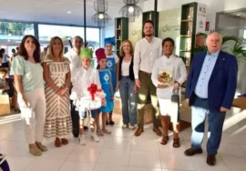 Francisco Javier Lozano, tercero por la derecha, junto a miembros del jurado de este concurso, patrocinadores y los tres finalistas