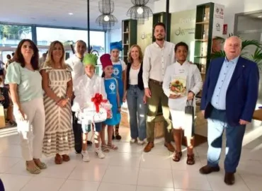 Francisco Javier Lozano, tercero por la derecha, junto a miembros del jurado de este concurso, patrocinadores y los tres finalistas