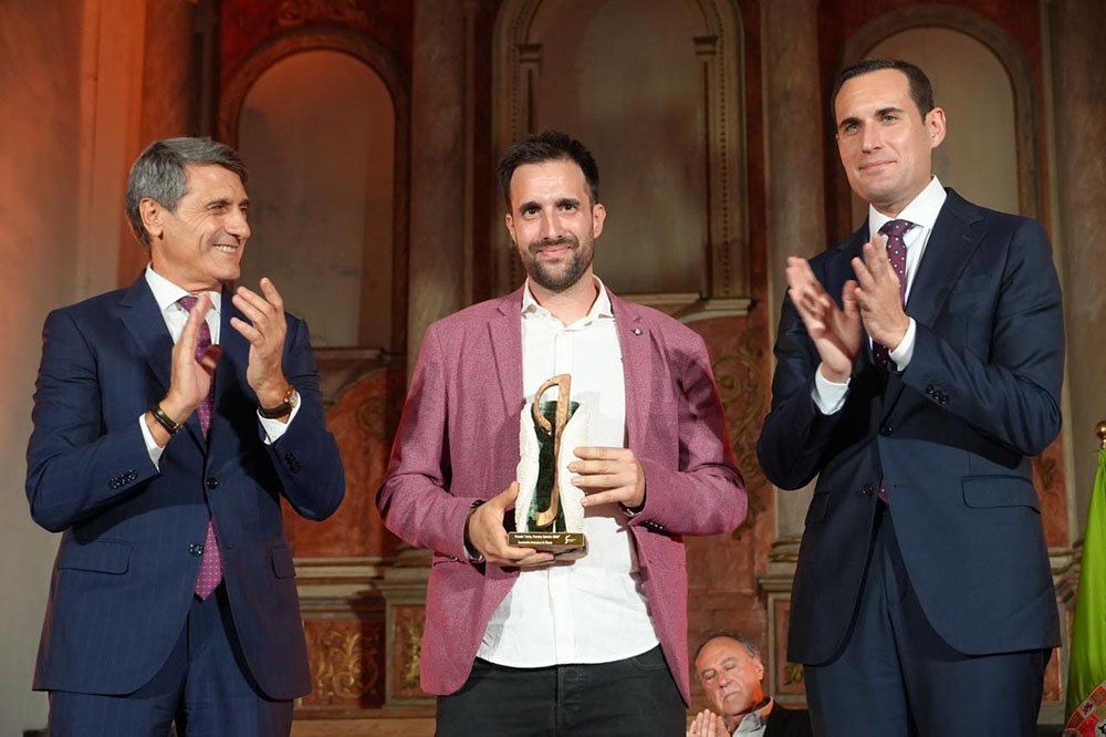 Pedro Fernández y Juan Latorre junto a Alfonso Góngora, presidente del colectivo de artesanos de Úbeda
