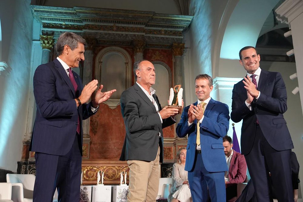 José Montané y Julio Millán han recogido el galardón concedido a la Carrera Urbana Noche de San Antón
