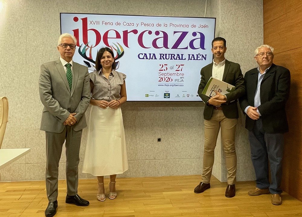 Isabel Uceda junto a Juan Gallego (Caja Rural de Jaén) y representantes de la Federación Andaluza de Caza