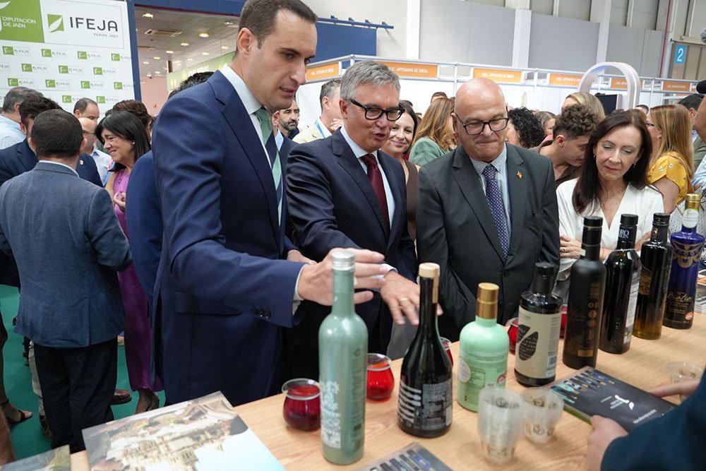 Juan Latorre, Manuel Gavira, Manuel Fernández y Adolfina Martínez, en el estand de la Diputación en Tierra Adentro e Ibercaza
