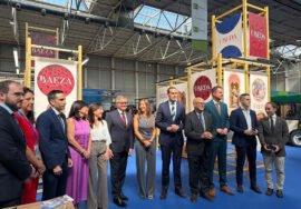La concejala de Cultura y Turismo del Ayuntamiento de Úbeda, Elena Rodríguez, ha estado presente en el acto de inauguración.