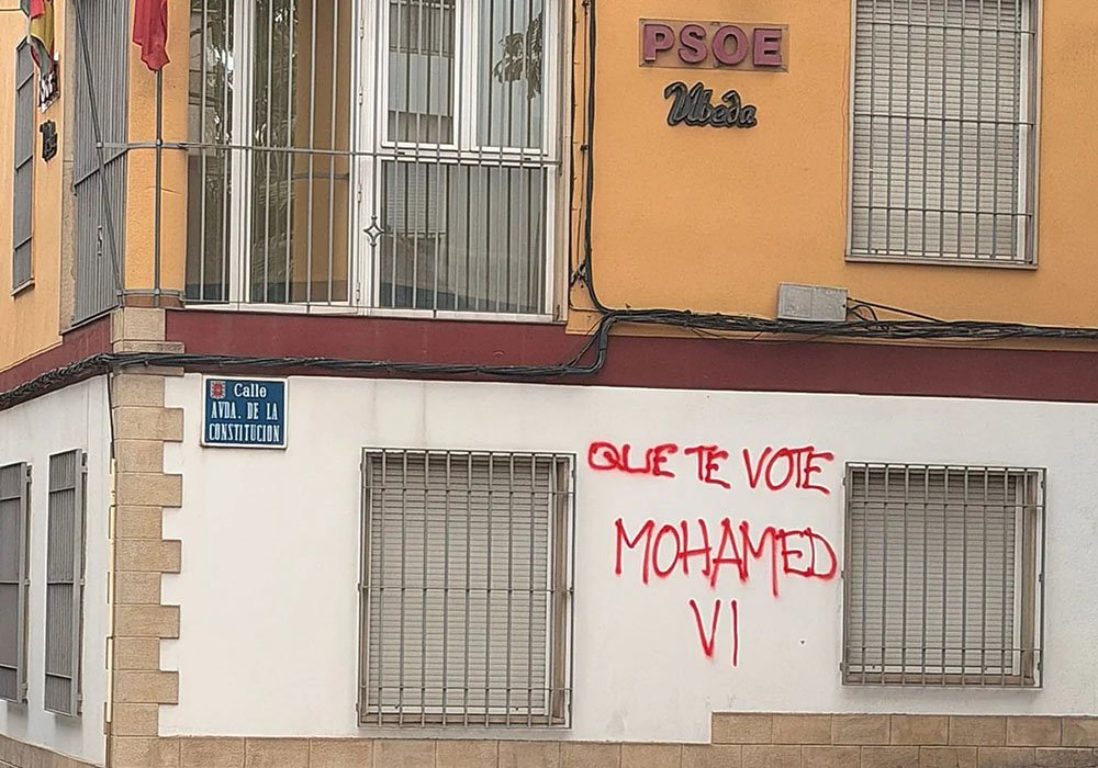 La pintada con la que ha ha aparecido la sede del partido socialista en Úbeda.