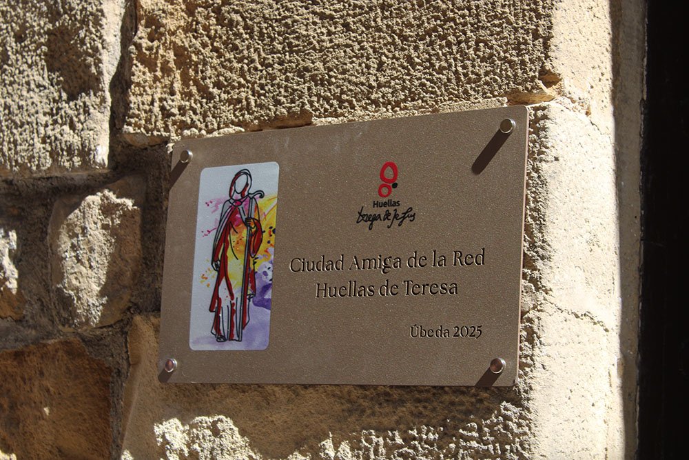 Imagen de la placa 'Tras las Huellas de Teresa'.