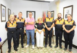 La alcaldesa de Úbeda, Antonia Olivares, y el concejal de festejos, Jerónimo García, reciben al pregonero de la Feria de San Miguel.