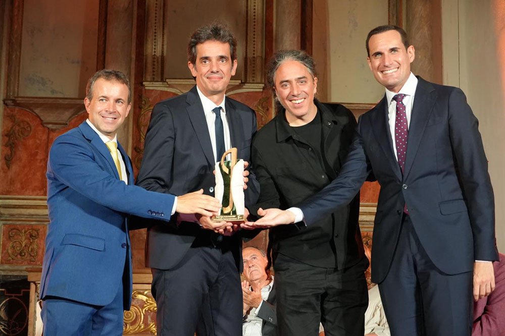 Responsables del documental premiado, con Millán y Latorre